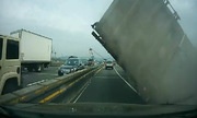 Nguy hiểm chết người khi đi cạnh xe container