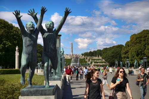 Ngượng "chín mặt" ở công viên tượng khỏa thân lớn nhất thế giới