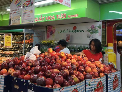 Giật mình với táo Mỹ siêu rẻ đổ đống ở siêu thị Việt