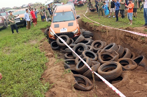 Xe bán tải Việt tranh tài off-road tại Hà Nội