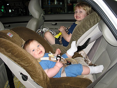 Điều gì xảy ra khi trẻ em ngồi ôtô không đúng cách