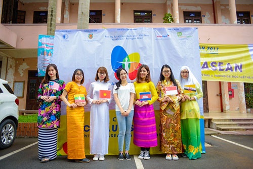 Nữ sinh trường Luật xinh đẹp trong lễ hội ASEAN