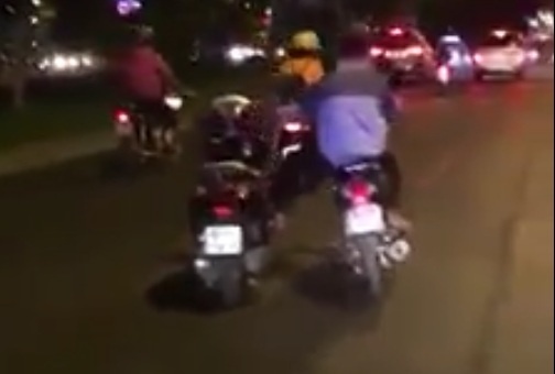 Hai tay lái 2 xe máy gây xôn xao đường phố Sài Gòn