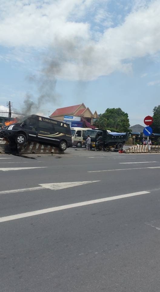 Clip: Đâm xe tải, xe Limousine bốc cháy ở Bà Rịa - Vũng Tàu