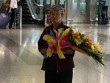 Nghẹn ngào người mẹ chỉ ăn bánh mỳ nhưng bỏ ra 500.000 đồng mua hoa đón con gái ở sân bay