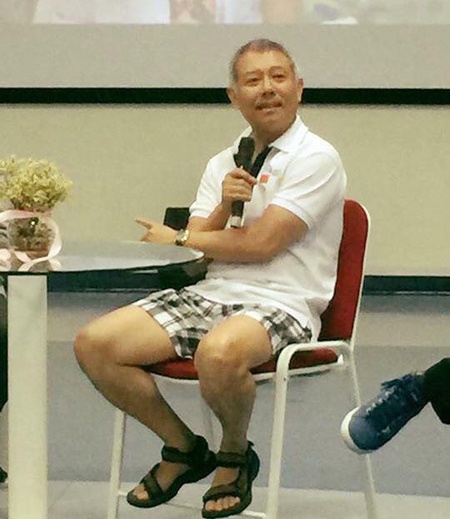 Giáo sư Sài Gòn gây sốc khi mặc quần đùi giảng bài trước sinh viên
