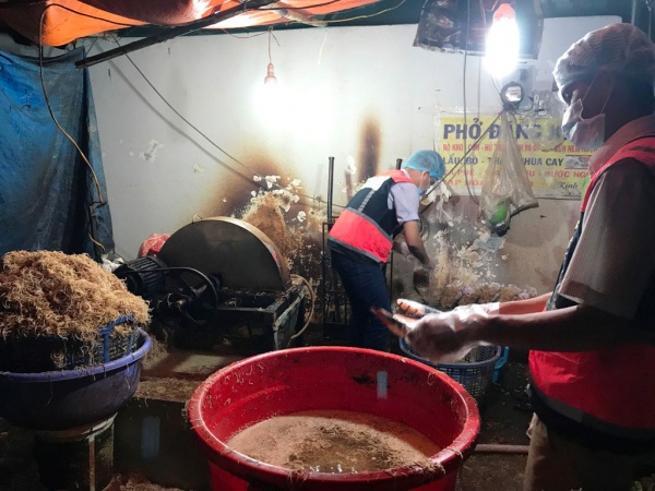 Hãi hùng phát hiện hàng trăm kg bắp chuối bào ngâm “chất độc” ở Sài Gòn