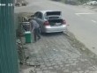 Hà Nội: Người đàn ông đang đi ô tô bỗng dừng xe bên đường để ăn trộm thùng rác