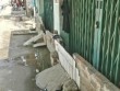 Trời nắng 40 độ C, người Sài Gòn khổ sở tìm cách tát nước thối tràn vào nhà