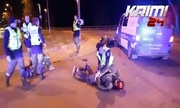 Cảnh sát húc đổ môtô như phim hành động