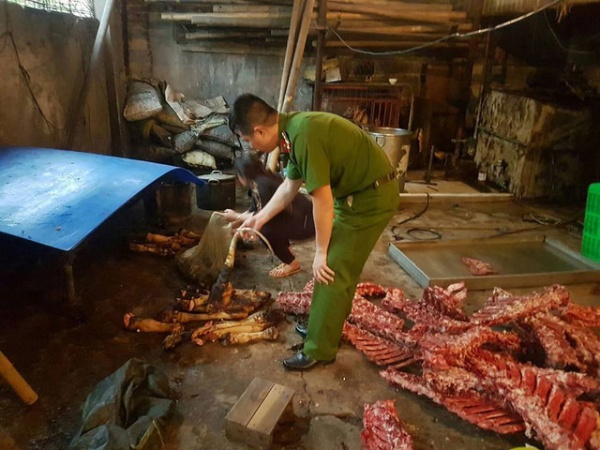 Hà Nội: Buộc tiêu hủy hơn 2.000 kg thực phẩm “bẩn”