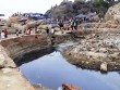 Nghỉ lễ 30/4- 1/5: Du khách thản nhiên tắm bên kênh nước thải đen ngòm đổ ra biển Sầm Sơn