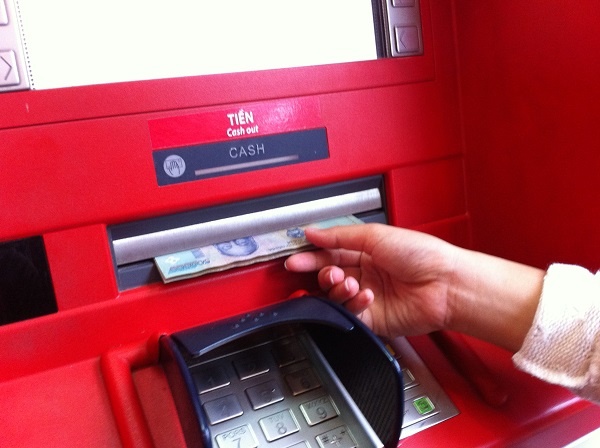 Chủ thẻ ATM chỉ phải chịu 2 loại phí dịch vụ trong tổng số 6 loại phí này