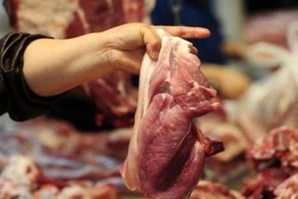 Giá thịt lợn: Siêu thị cao ngất ngưởng, xuất chuồng rẻ như cho