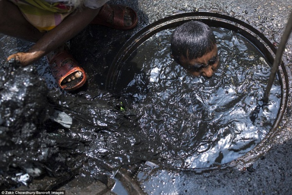 Công việc vất vả nhất hành tinh: Lặn để thông cống ở Bangladesh