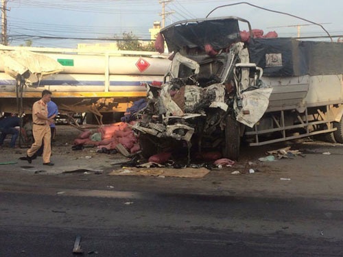 Va chạm kinh hoàng giữa xe đầu kéo và xe tải, 2 người chết