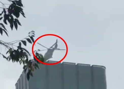 Xôn xao clip trực thăng đậu trên tòa nhà cao tầng ở TP.HCM