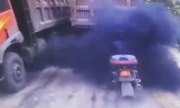 Xe tải xì khói đen phủ kín người đi xe máy