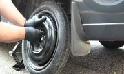 Hướng dẫn tự thay lốp ôtô - kỹ năng tài xế Việt còn thiếu