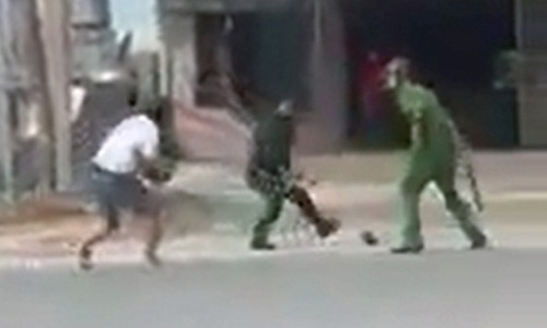 Nhóm thanh niên cầm gạch rượt đánh hai cảnh sát ở Quảng Ninh
