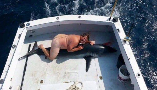 Mỹ: Gây phẫn nộ vì khỏa thân cưỡi cá mập