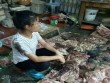Người phụ nữ bị hắt dầu luyn trộn chất thải lên người vì bán thịt lợn giá rẻ
