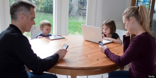 Smartphone giúp mọi người trong gia đình kết nối dễ dàng hơn