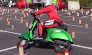 Dân chơi Italy thể hiện trình độ điều khiển xe scooter