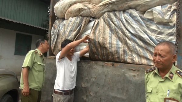 Phát hiện 50 tấn đường lậu ngụy trang phế liệu