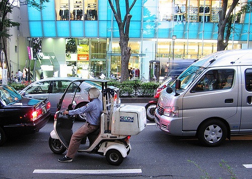 Đua xe scooter giao pizza - chuyện chỉ có ở Nhật