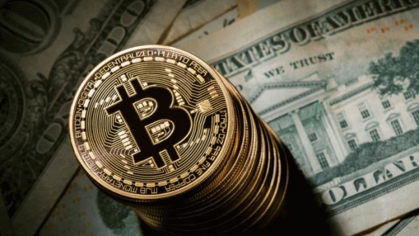 Bitcoin lần đầu tiên vượt ngưỡng 2.000 USD/coin
