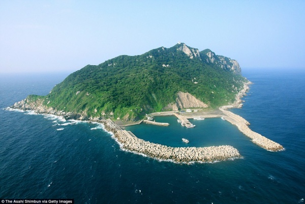 Kỳ lạ, đảo thiêng chỉ dành cho đàn ông ở Nhật Bản