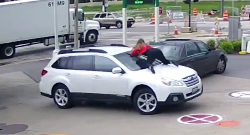 Bị cướp ôtô, nữ chủ phi thân lên nắp capô giành lại xe