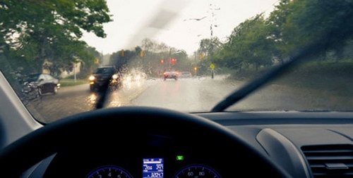 Những điều cần chú ý khi lái xe mùa mưa