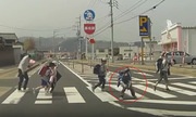 Cách trẻ em Nhật sang đường khiến cả thế giới thán phục
