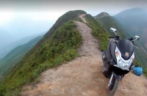 Chàng trai phóng xe máy trên sườn núi "khủng long" cao 2.000m