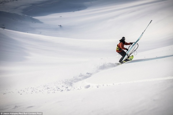 Tròn mắt xem chàng trai liều lĩnh lướt ván buồm trên núi tuyết cao