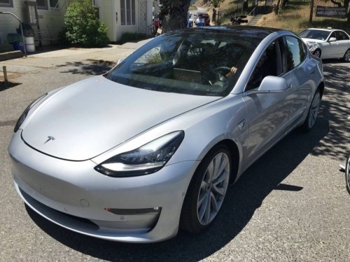 Lộ nội thất Tesla Model 3 khiến nhiều người ngỡ ngàng