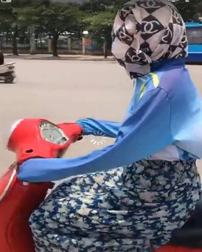 Người phụ nữ bịt kín mặt chống nóng như "dị nhân" ở Hà Nội