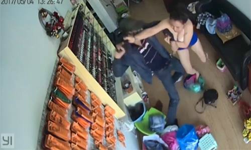 Video nữ chủ tiệm nail đánh trả tên cướp được xem nhiều tuần qua