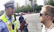 Cảnh sát Trung Quốc "bắn" tiếng Anh với khách Tây phạm luật