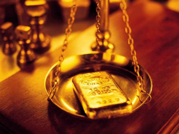 Vì sao giá vàng tăng vọt rồi lao dốc?