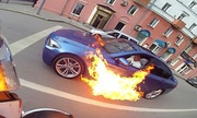 Xe BMW cháy ngùn ngụt giữa đường