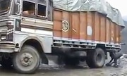 Cách xe tải leo dốc có một không hai ở Ấn Độ
