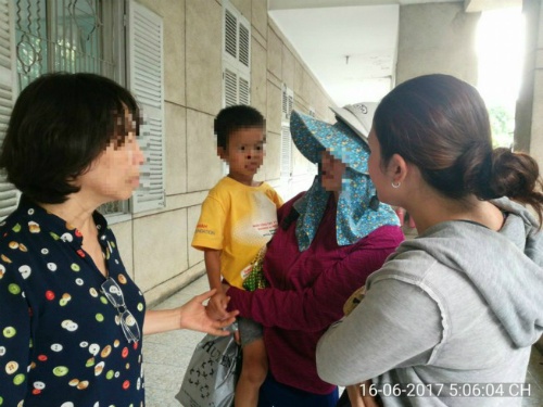 Người lạ đến nhận hai em bé bị mẹ bỏ rơi tại Sài Gòn