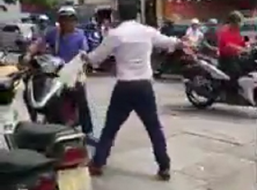 Ông Tây gào thét, không cho xe máy đi trên vỉa hè Sài Gòn