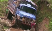 Xe tải xập xệ vượt đường siêu xấu ở Madagascar