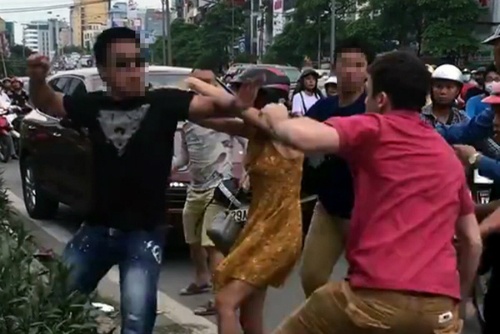 Anh Tây bị đánh chảy máu mũi vì va chạm giao thông ở Hà Nội