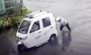 Cảnh sát lội nước đẩy ôtô chết máy