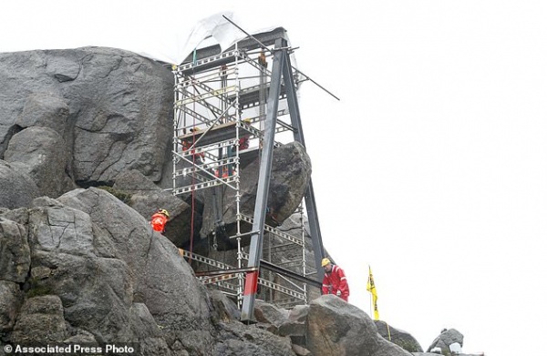Tảng đá nổi tiếng hình "của quý" bị gãy ở Na Uy đã được phục hồi